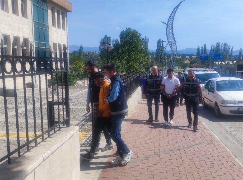 Kütahya’da bir emekliyi telefonla dolandıran 3 şüpheli yakalandı