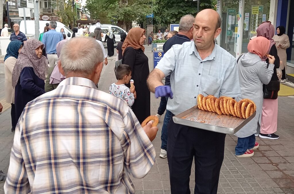 Kütahya'da bir fırıncı “Filenin Sultanları”nın şampiyonluğunu simit dağıtarak kutladı