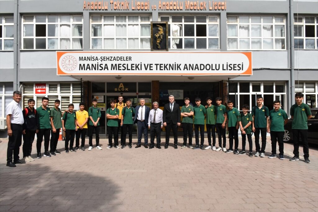 Manisa İl Emniyet Müdürü Fahri Aktaş'tan liselere ziyaret