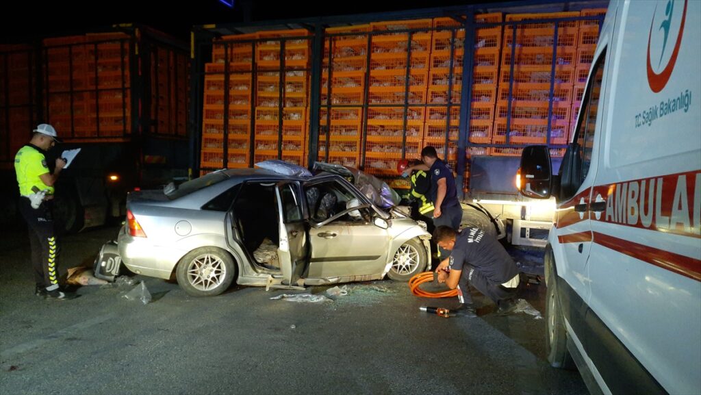 Manisa'da tavuk yüklü tır ile otomobilin çarpışması sonucu 5 kişi yaralandı