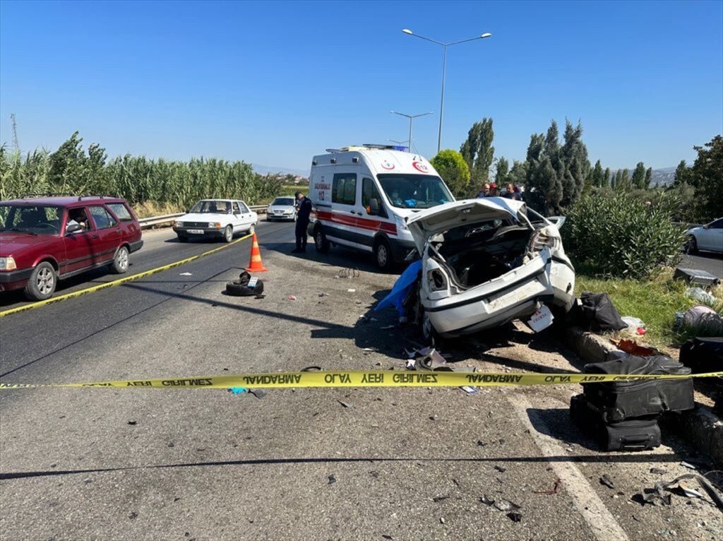 Manisa'da tırla çarpışan otomobildeki 2 kişi öldü, 1 kişi yaralandı