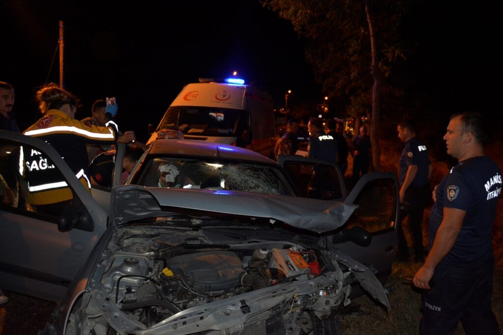 Manisa'da trafik kazasında 5 kişi yaralandı