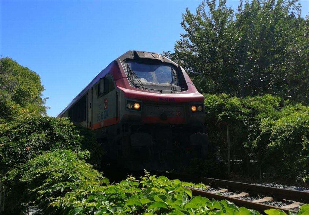 Manisa'da trenin çarptığı genç hayatını kaybetti