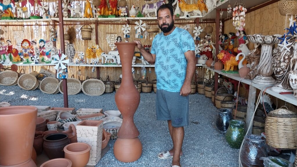 Muğla'da hediyelik eşya dükkanından 35 kilogramlık vazo çalan şüpheli yakalandı