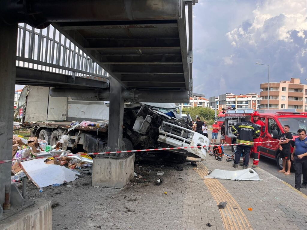 Milas’ta üst geçide çarpan tırın sürücüsü hayatını kaybetti