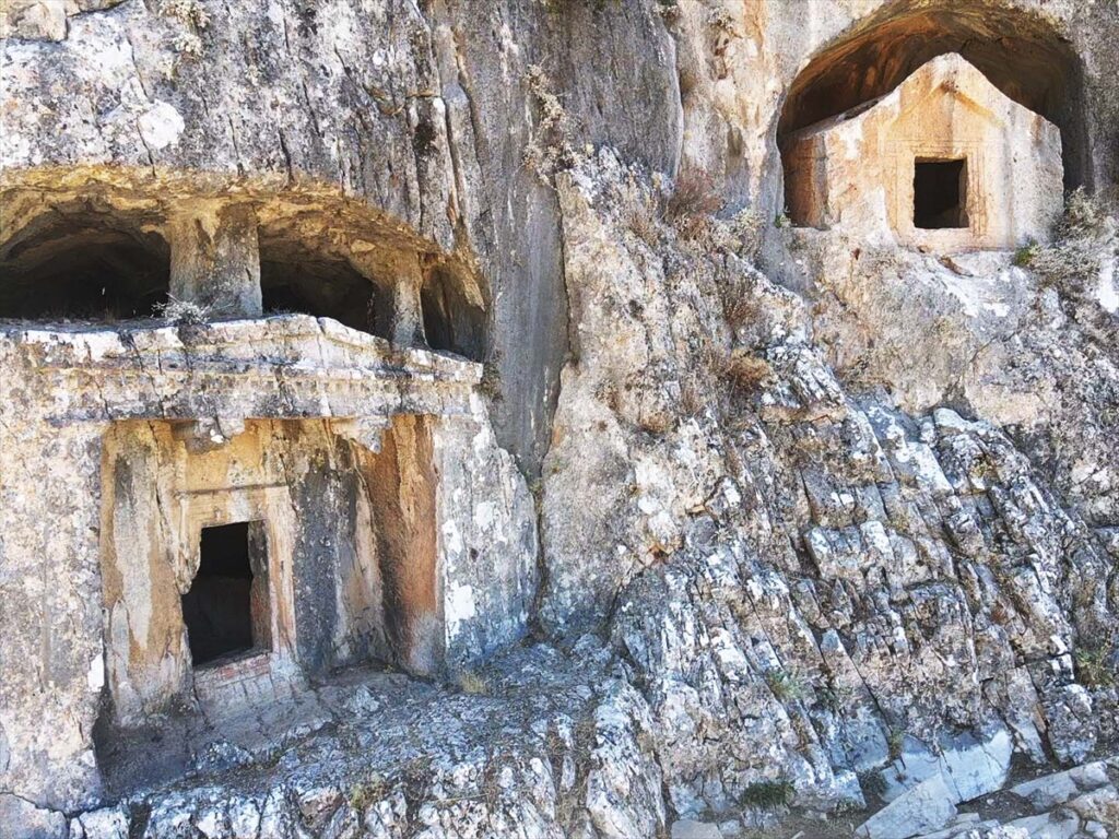 Muğla'daki Thera Antik Kenti'nin tiyatrosu gün yüzüne çıkarıldı