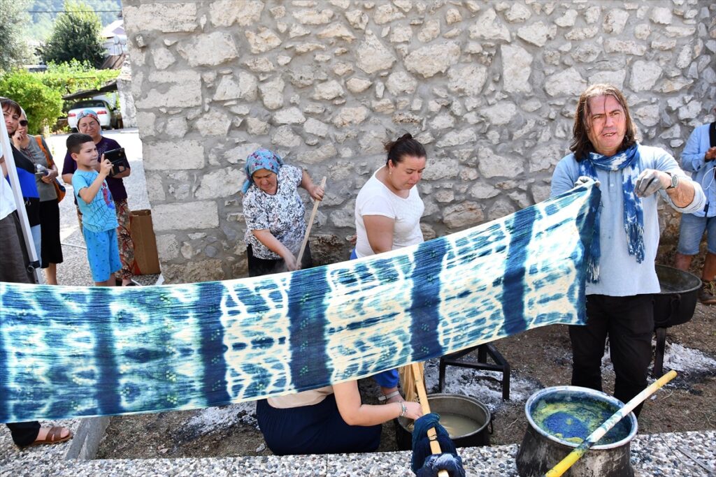 Muğla'nın geleneksel “Üzümlü Dastarı” için boyama etkinliği düzenlendi
