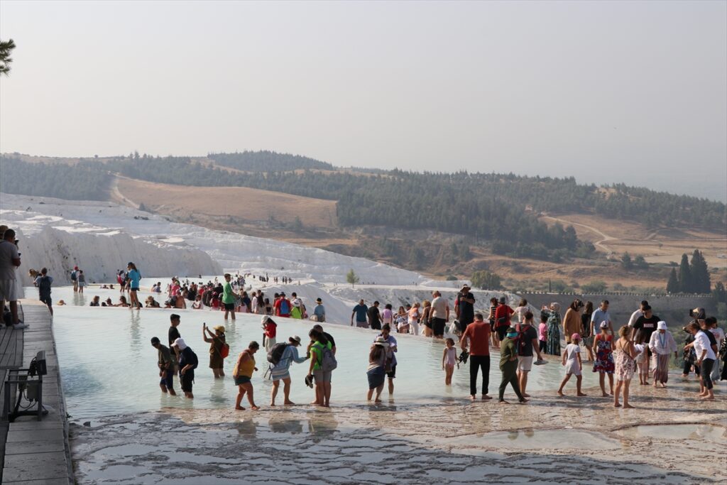 Pamukkale'yi 8 ayda 1 milyon 512 bin kişi ziyaret etti
