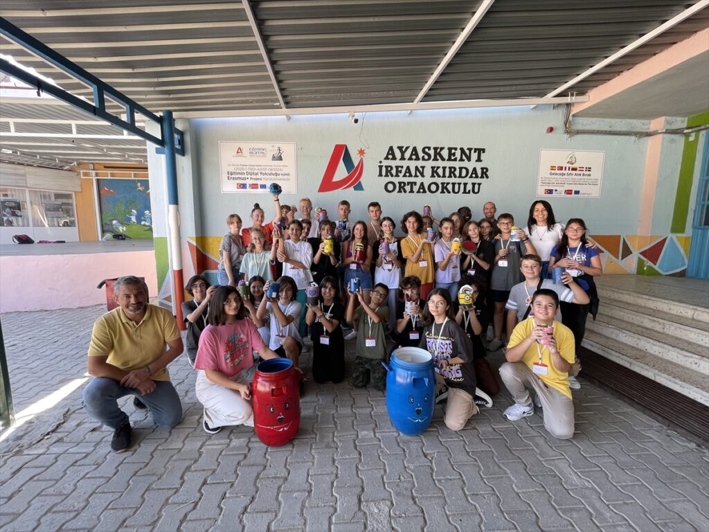 Projeleriyle adını duyuran Bergama'daki ortaokula kayıtlar kurayla yapıldı