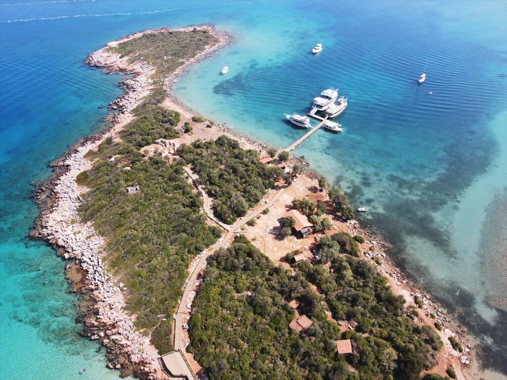 Sedir Adası'ndaki antik surlar ve tiyatro gün yüzüne çıkarılıyor