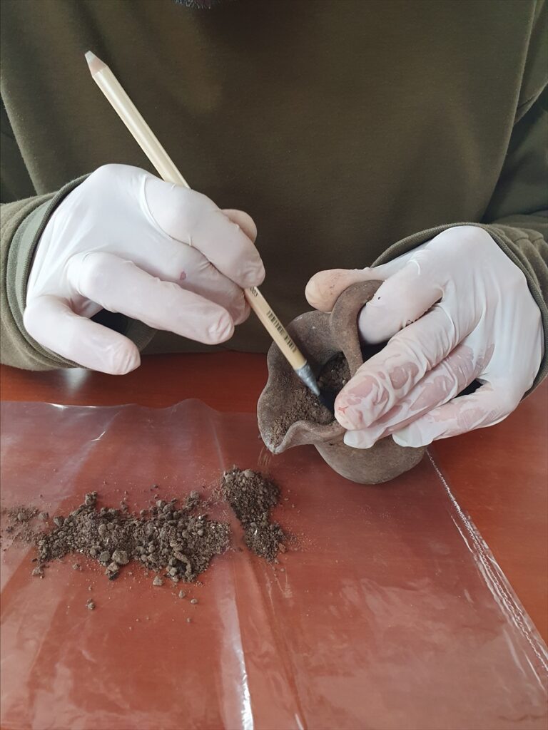 Üçhöyük kazısında mutfak kapları, bakır ve demir işçiliği malzemeleri bulundu
