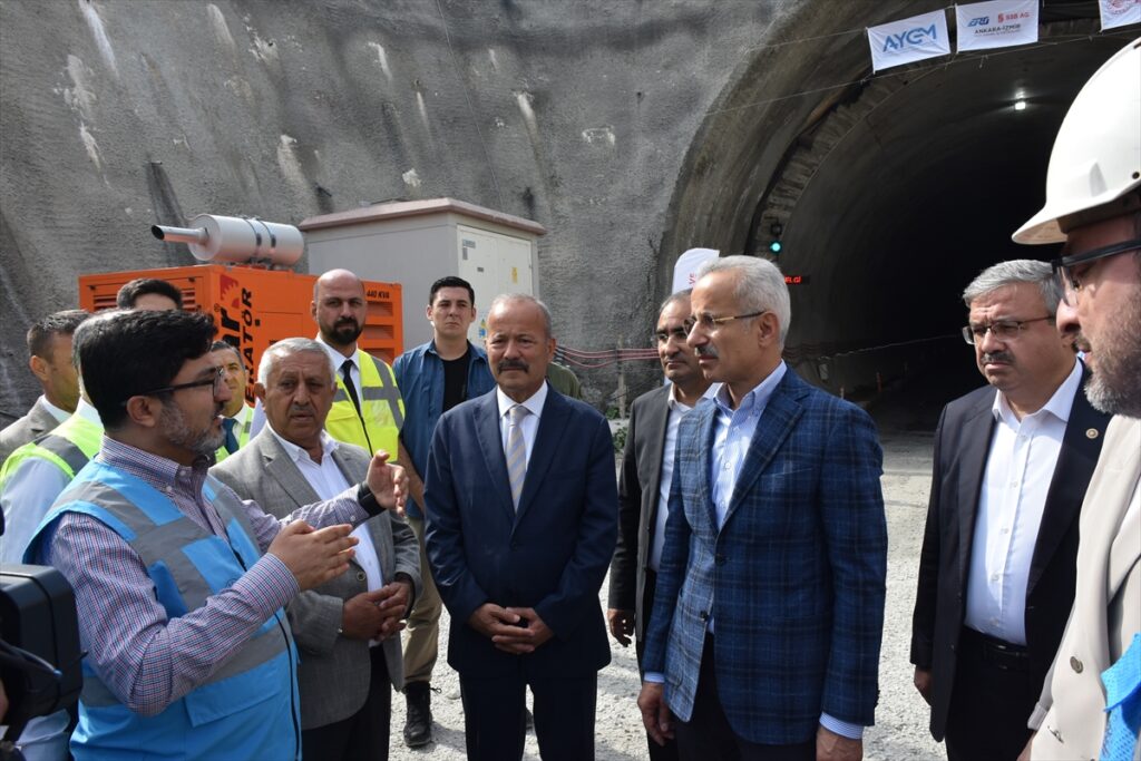 Ulaştırma ve Altyapı Bakanı Uraloğlu, Afyonkarahisar'da YHT tünellerinde incelemede bulundu