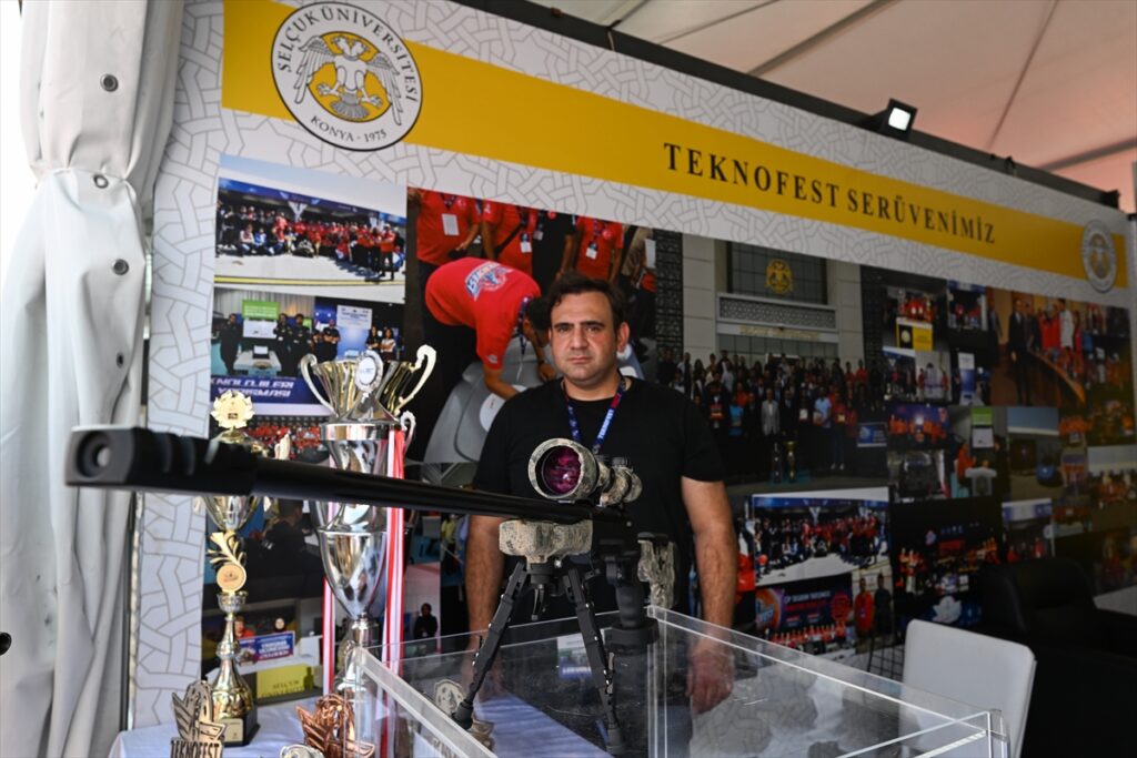 Üniversite öğrencileri tarafından geliştirilen elektrikli otomobiller TEKNOFEST'te sergileniyor
