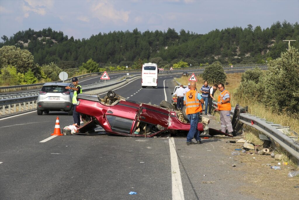Uşak'ta bariyere çarpan otomobildeki 1 kişi öldü, 3 kişi yaralandı
