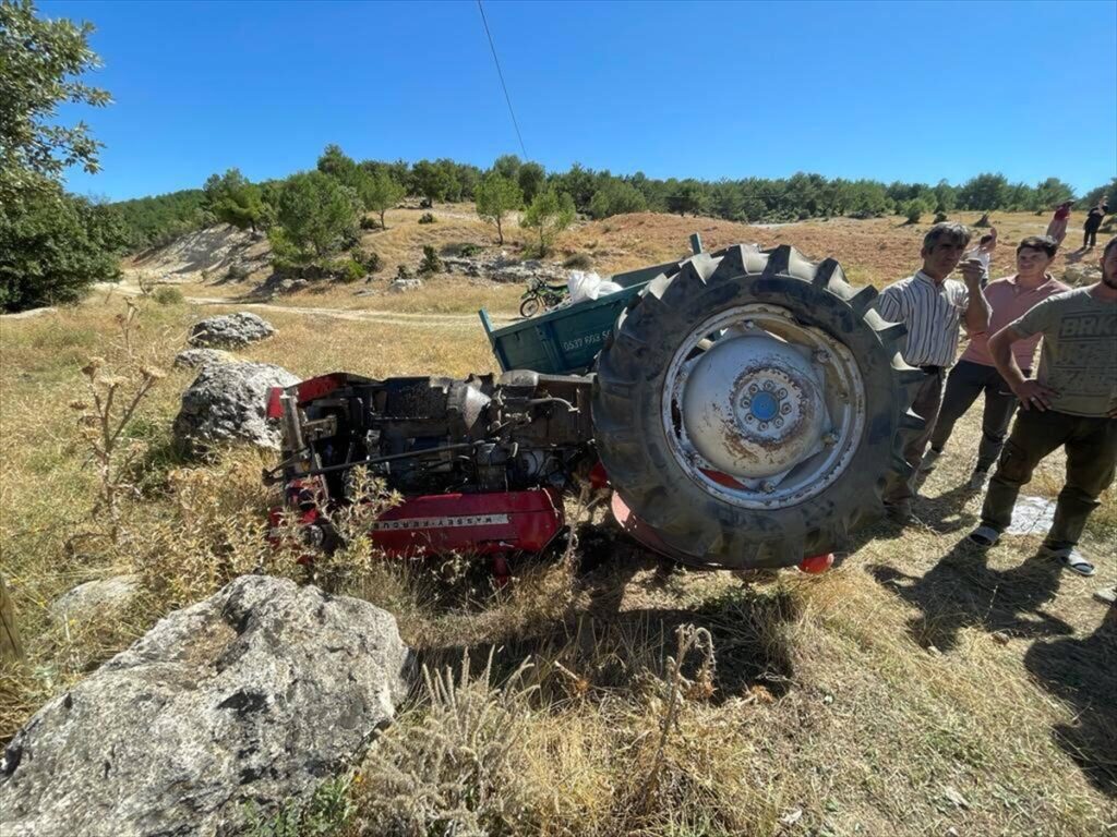 Uşak'ta şarampole devrilen traktördeki 2 kişi yaralandı