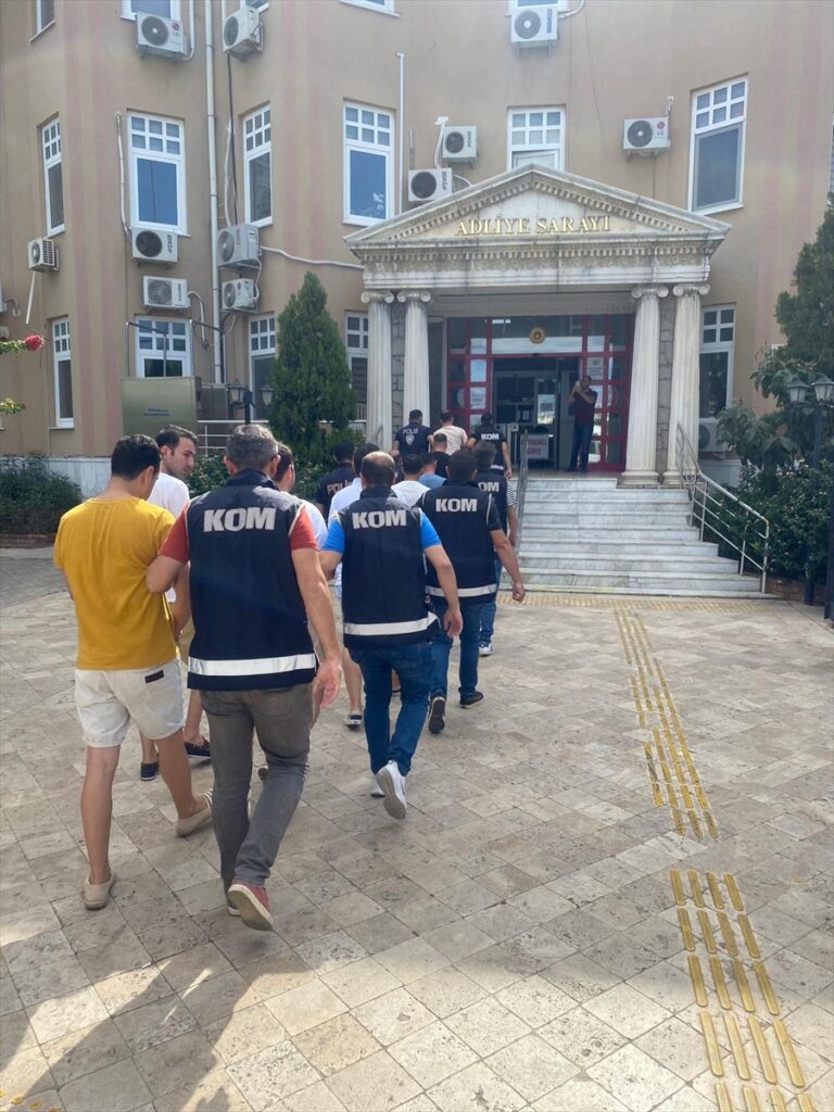 Aydın'da FETÖ üyesi 8 kişi yurt dışına çıkmaya çalışırken yakalandı