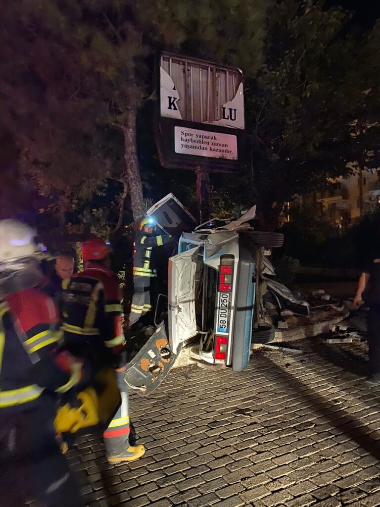 Aydın'da refüje çarpan otomobildeki 2 kişi öldü