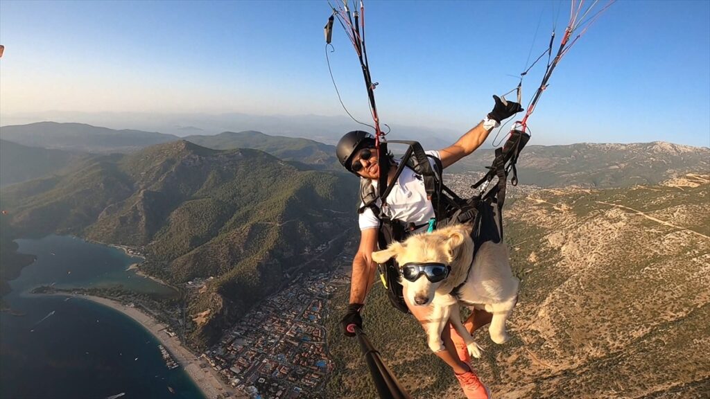 Babadağ'dan köpeğiyle yamaç paraşütü atlayışı yaptı