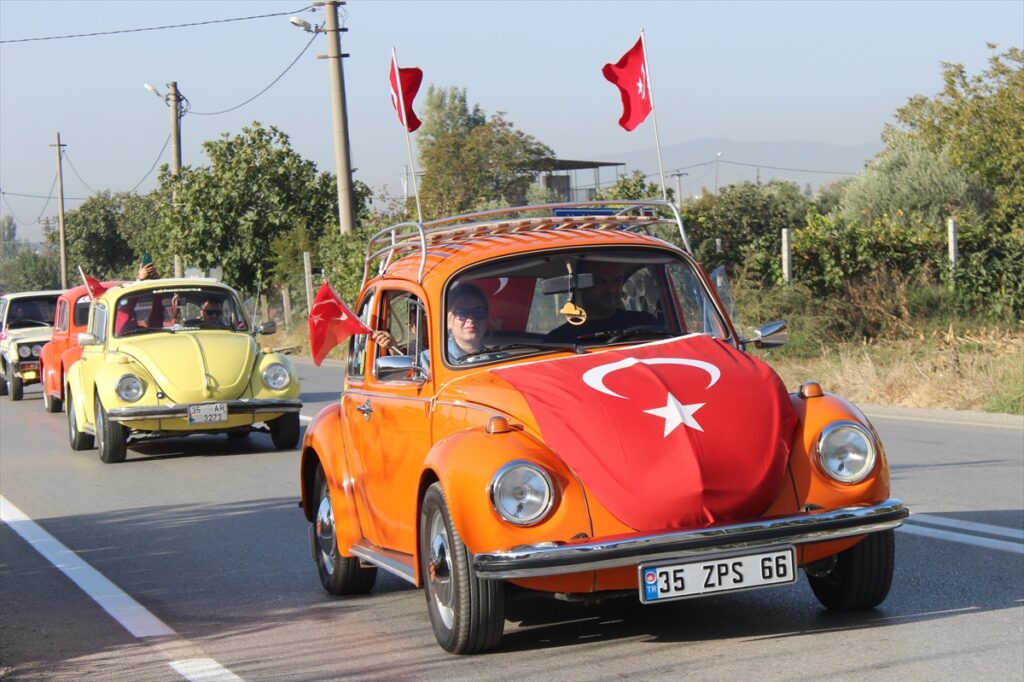 Birgi'de Cumhuriyetin 100. yılı kapsamında klasik otomobil turu