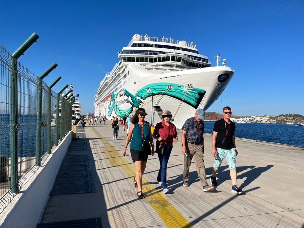 “Norwegian Jade” isimli kruvaziyer ile 2 bin 446 yolcu geldi