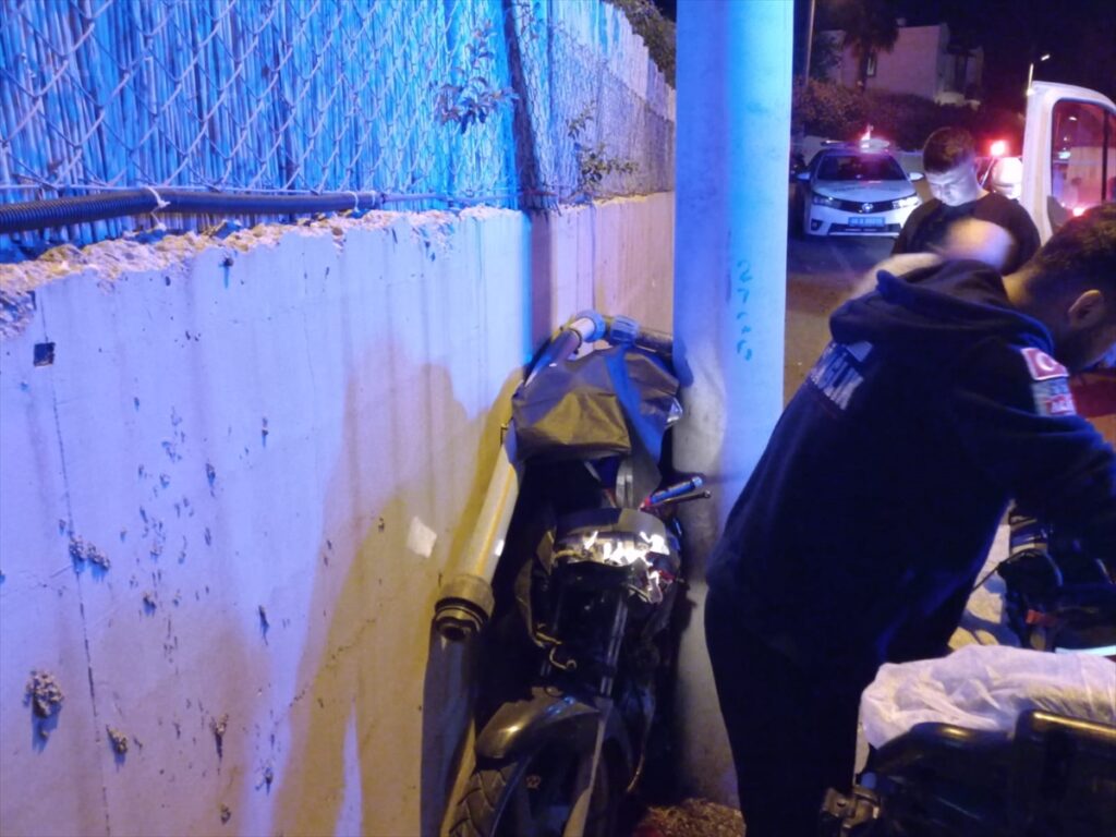 Aydınlatma direği ile istinat duvarı arasına sıkışan motosiklet sürücüsü öldü