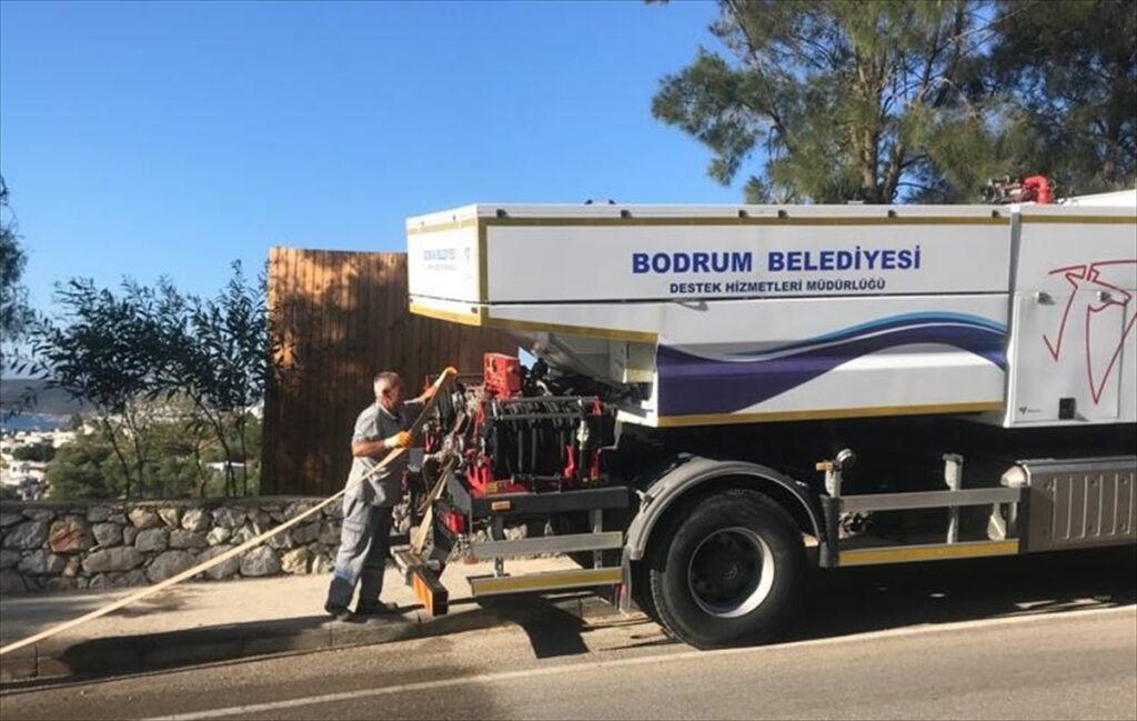 Bodrum'da su sorunu yaşanması nedeniyle evlere tankerlerle su taşınıyor