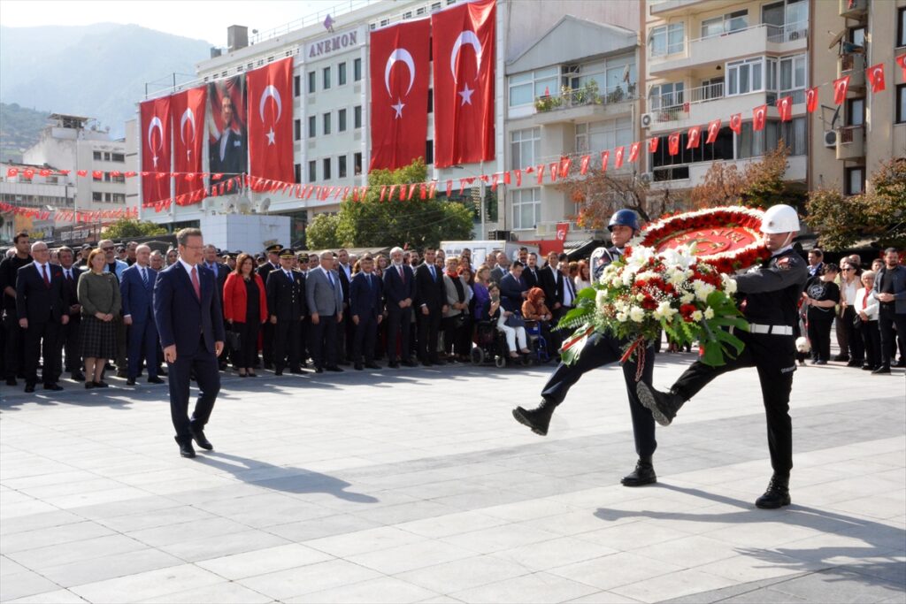 Manisa'da Cumhuriyetin 100. kuruluş yıl dönümü kutlamaları çelenk sunumuyla başladı
