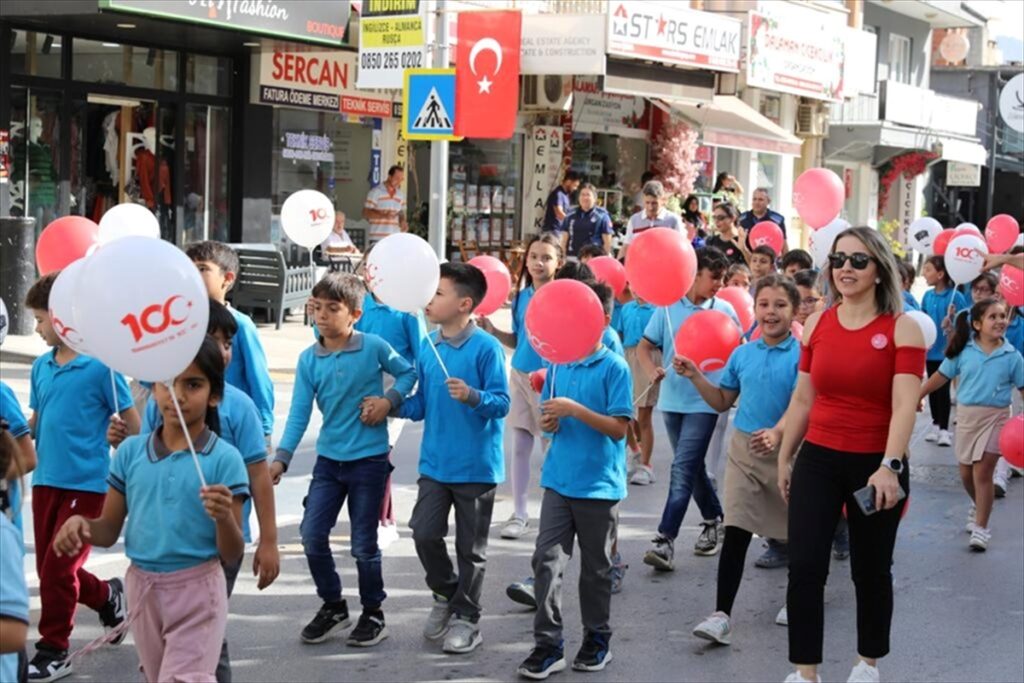Dalaman'da Cumhuriyet Bayramı yürüyüşü yapıldı