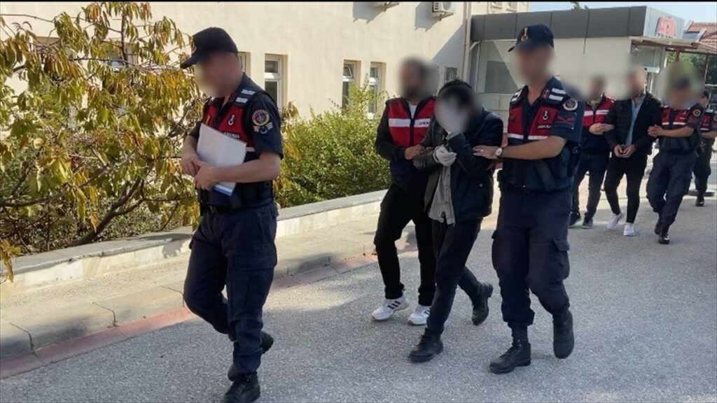 Denizli'de evden hırsızlık yaptığı iddia edilen 2 şüpheli tutuklandı