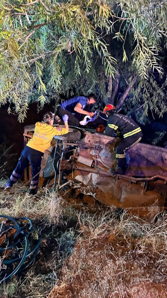 Denizli'de şarampole devrilen otomobildeki 2 kişi öldü, 3 kişi yaralandı