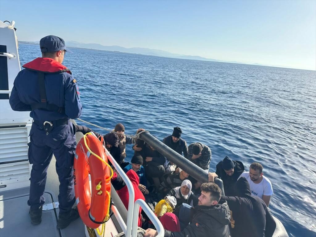 Didim açıklarında geri itilen 20 düzensiz göçmen kurtarıldı