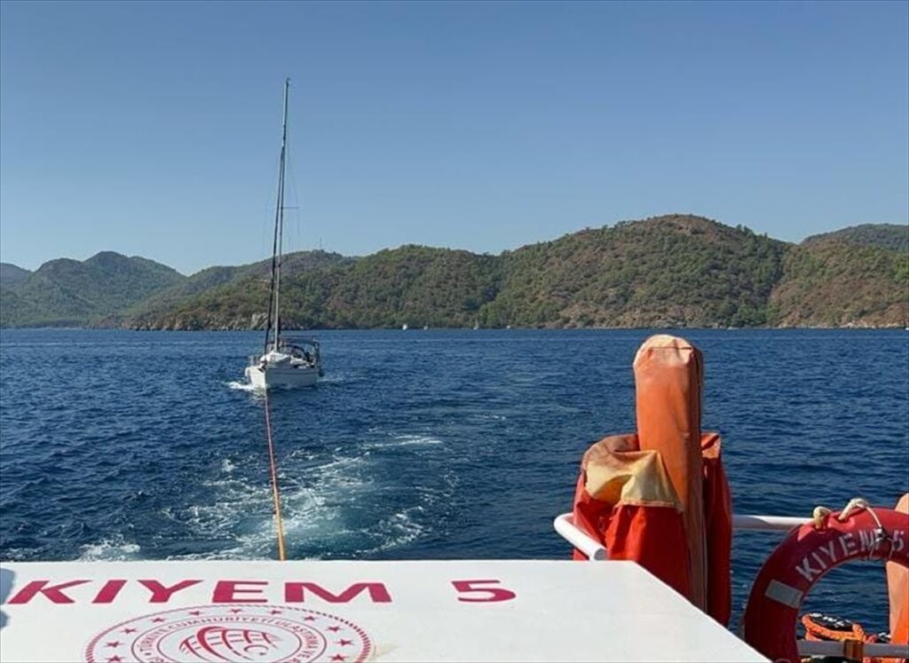 Fethiye açıklarında arıza nedeniyle sürüklenen tekne kurtarıldı