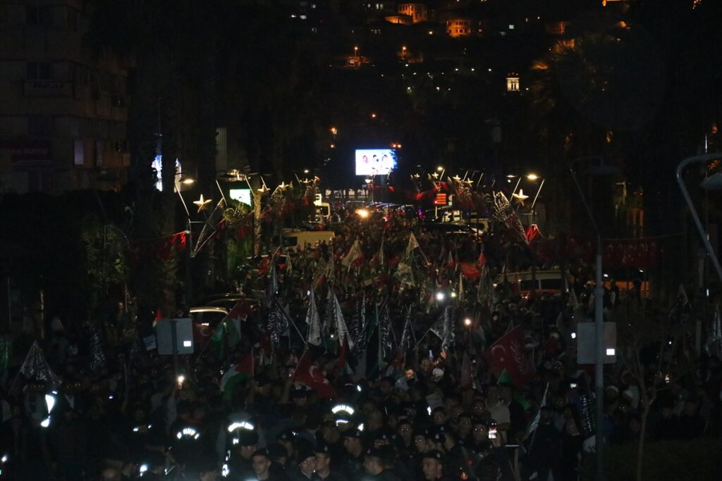 İsrail'in Gazze'deki hastaneye saldırısı İzmir ve çevre illerde protesto edildi