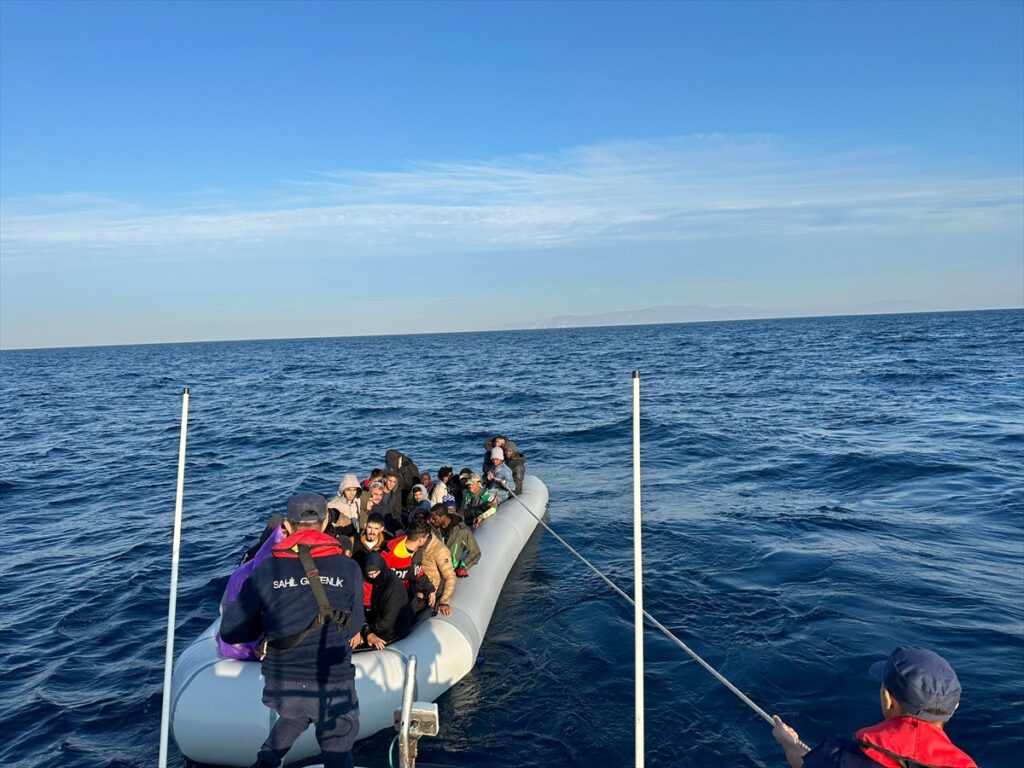 İzmir açıklarında 194 düzensiz göçmen yakalandı, 177 düzensiz göçmen kurtarıldı