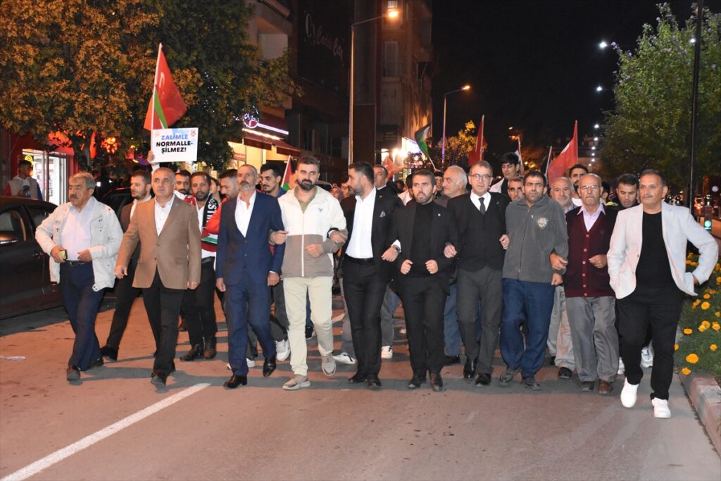 İzmir ve Uşak'ta, İsrail'in Gazze'deki hastaneye saldırısı protesto edildi