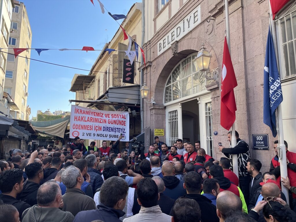 İzmir'de belediye iştiraki İZENERJİ çalışanları iş bırakma eylemini sürdürüyor
