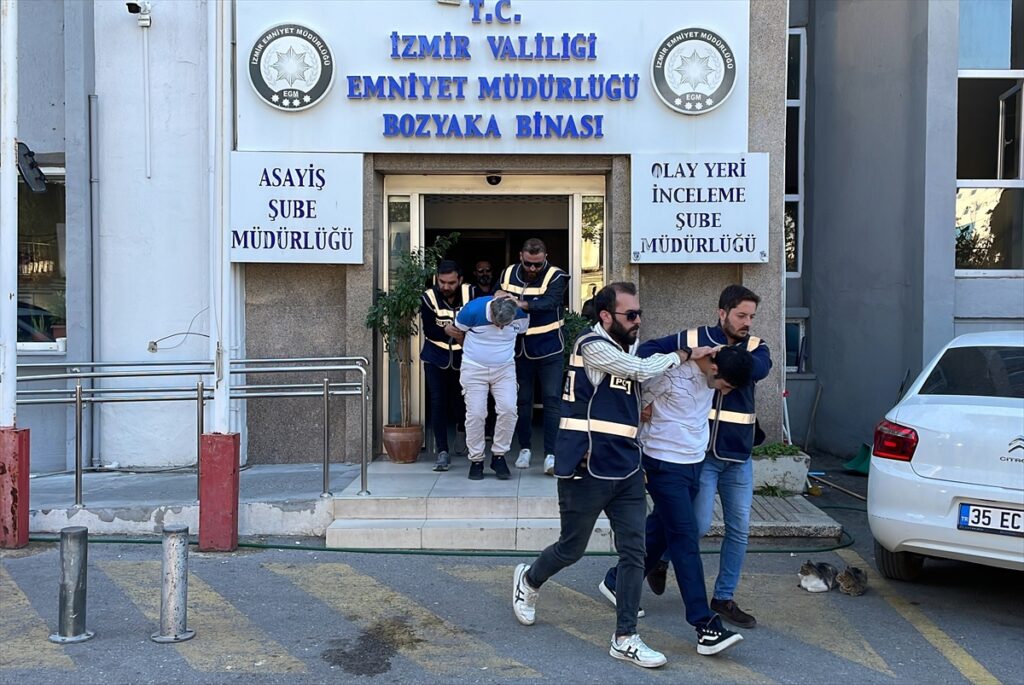 İzmir'de bir kişinin öldüğü bıçaklı kavgaya ilişkin gözaltına alınan zanlı tutuklandı