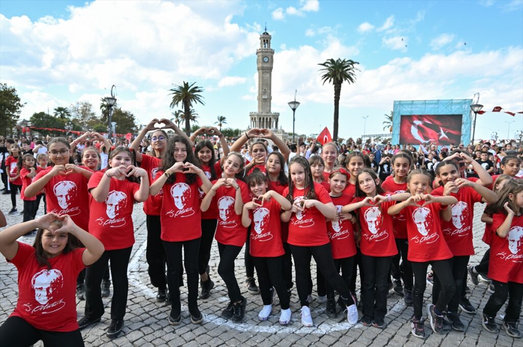 İzmir’de Cumhuriyet’in 100. yıl dönümünde binalar bayraklarla süslendi