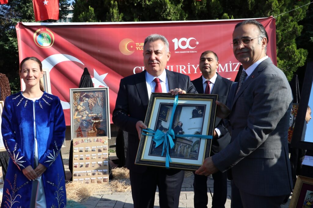 İzmir'de Cumhuriyet'in 100. yılına özel 100 eserlik sergi açıldı