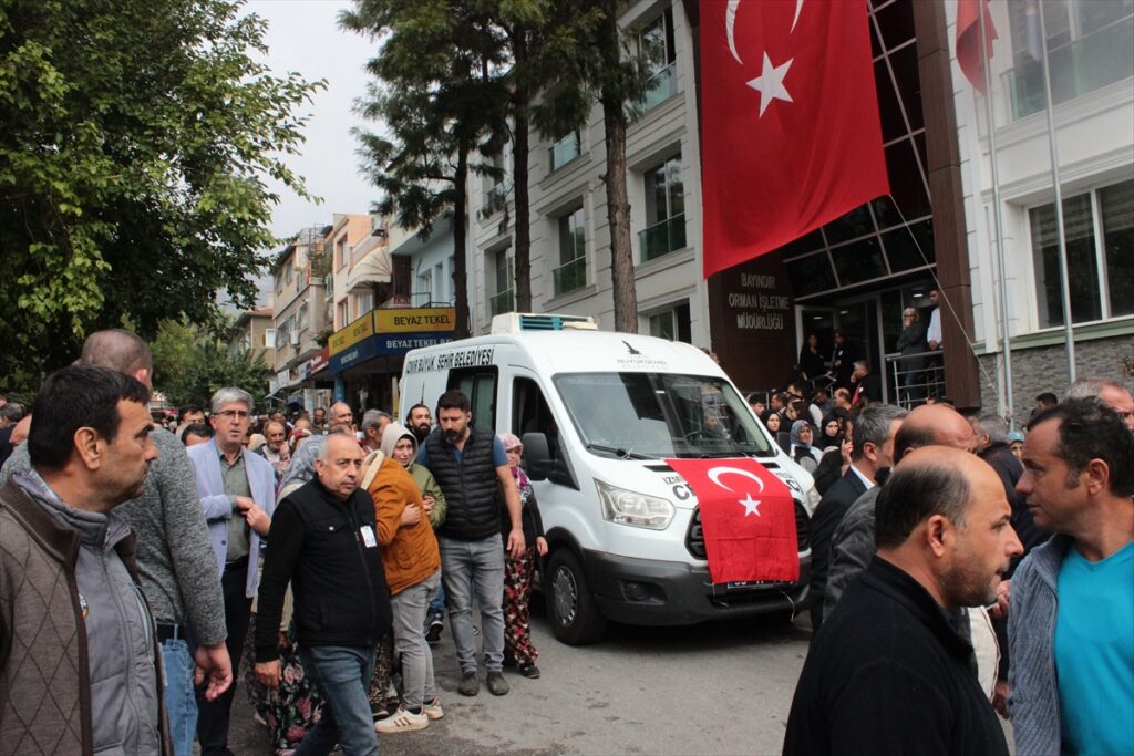 İzmir'de devrilen arazözde hayatını kaybeden sürücünün cenazesi toprağa verildi