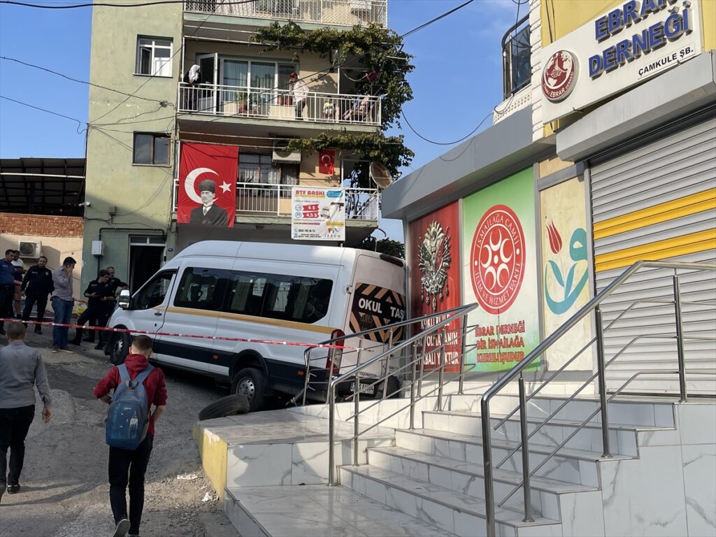 İzmir'de freni boşalan servis minibüsünün duvara çarpması sonucu 7 kişi yaralandı