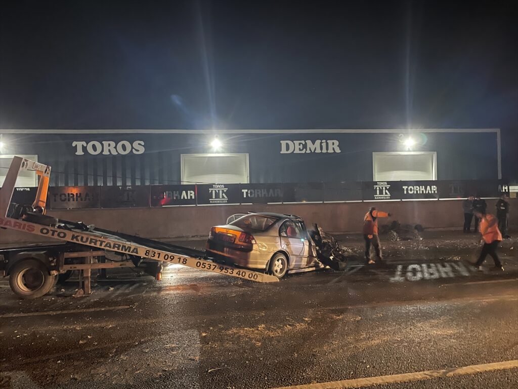 İzmir'de işçi servisleri ve otomobilin karıştığı kazada 6 kişi yaralandı