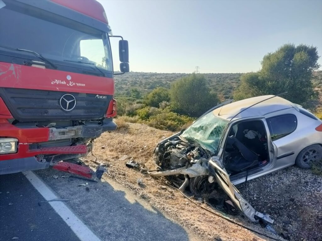 İzmir'de kamyonla çarpışan otomobildeki çift ağır yaralandı