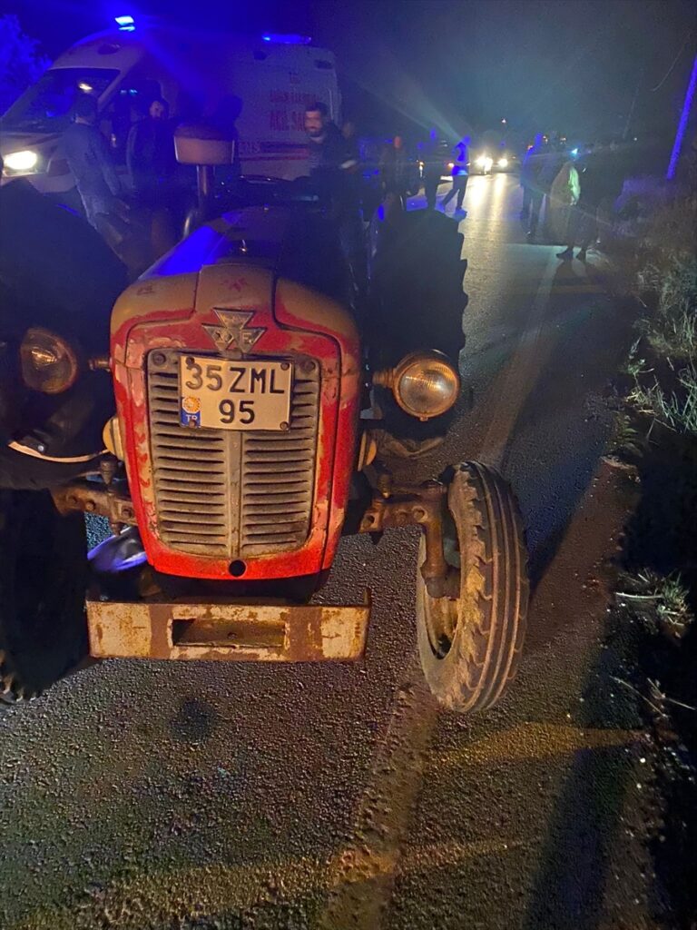 İzmir'de otomobil ile traktör çarpıştı 4 kişi yaralandı