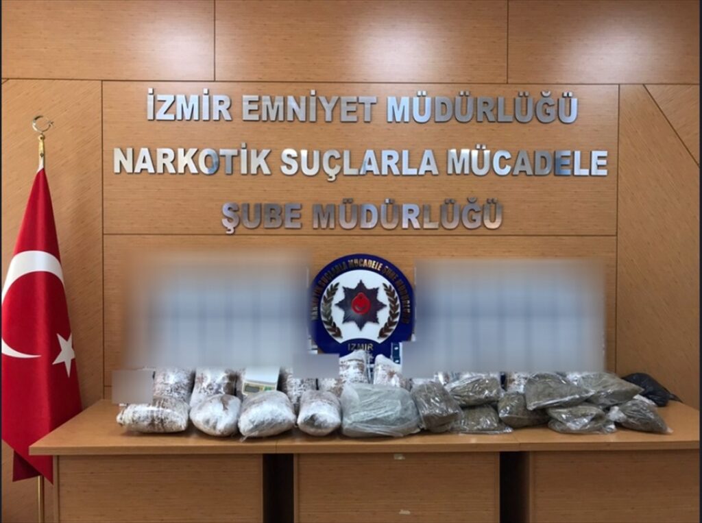 İzmir'de uyuşturucu operasyonunda 3 şüpheli yakalandı