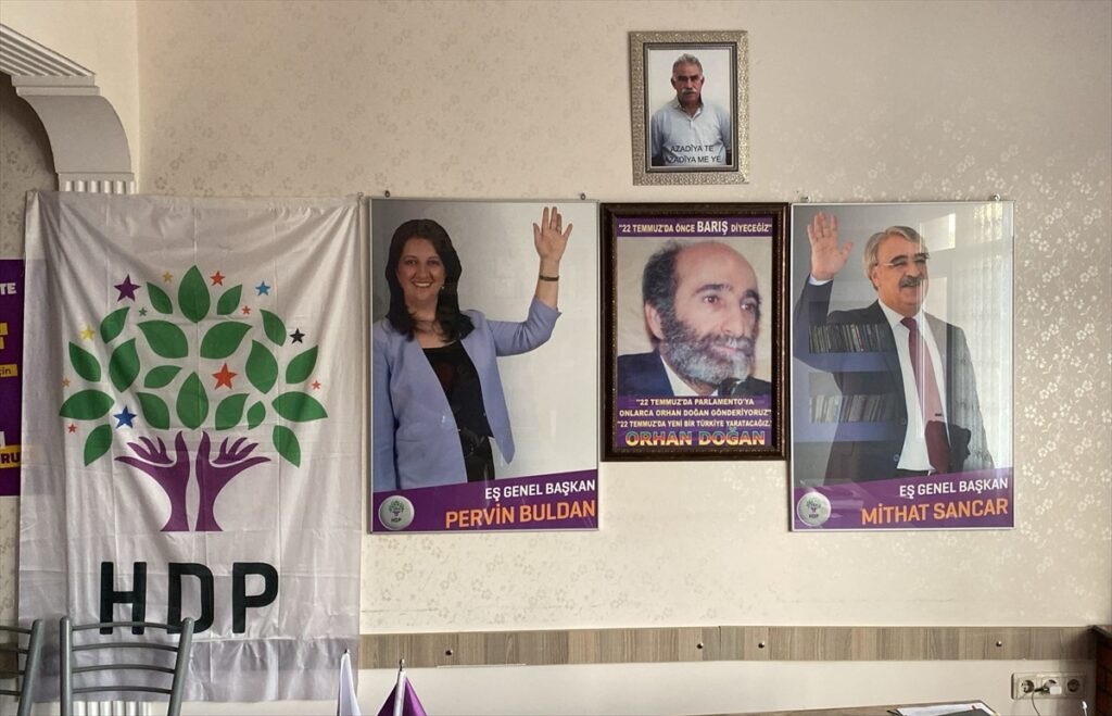 İzmir'deki terör operasyonunda HDP il ve ilçe yöneticisi 3 kişi gözaltına alındı
