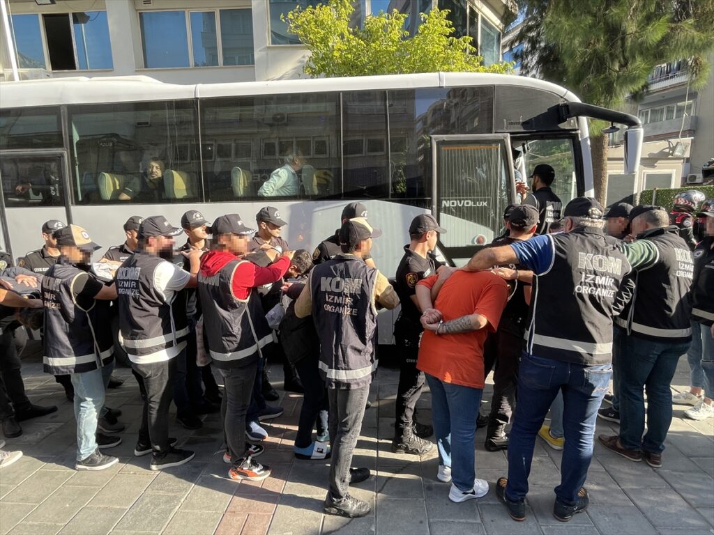 “Kafes” operasyonunun İzmir ayağında yakalanan 20 şüpheli adliyede