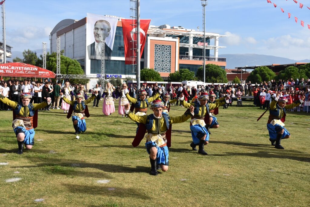Kemalpaşa'da Cumhuriyetin 100. yılı kutlanıyor