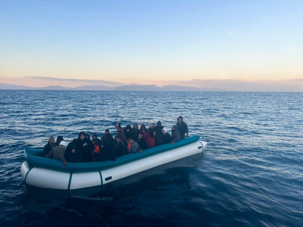 Kuşadası açıklarında geri itilen 75 düzensiz göçmen karaya çıkarıldı