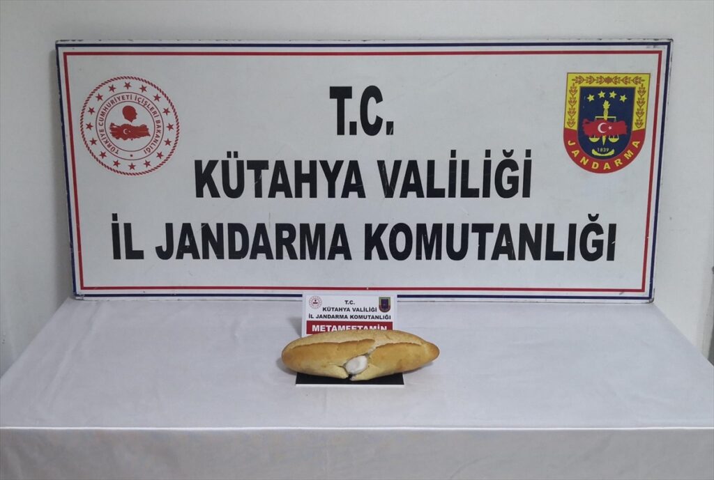 Kütahya'da ekmeğin arasına uyuşturucu gizleyen şüpheli yakalandı